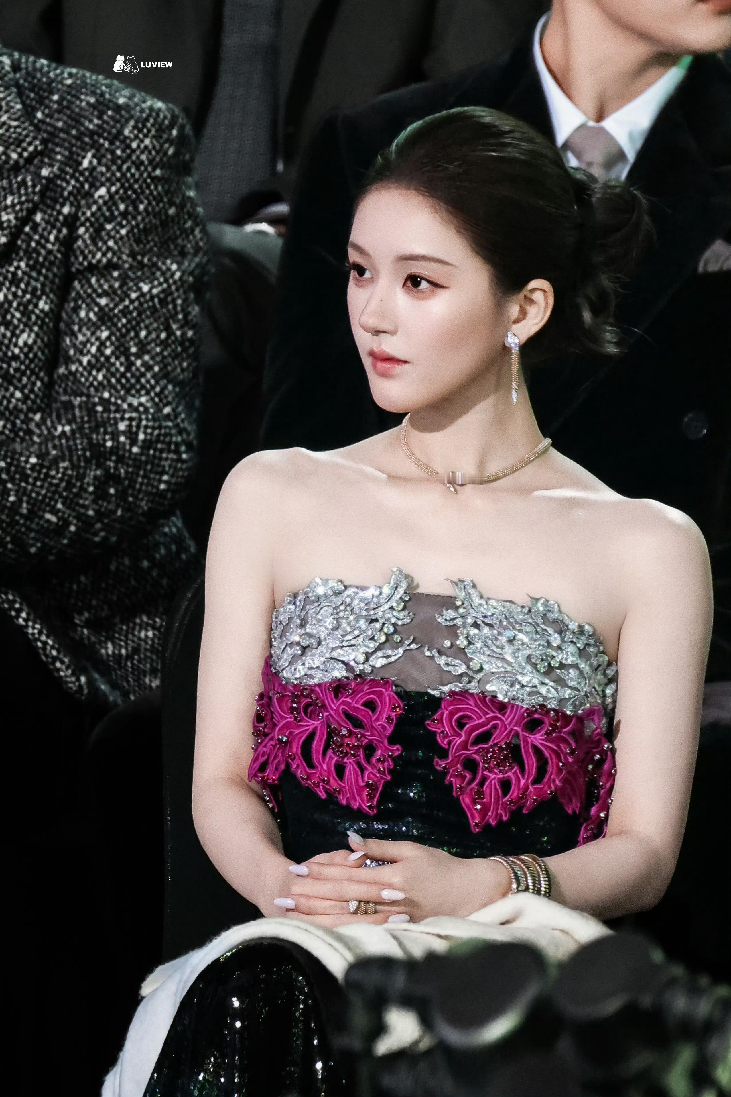 赵露思｜星光大赏内场内场造型预览，露思演绎意大利设计师品牌Francesc