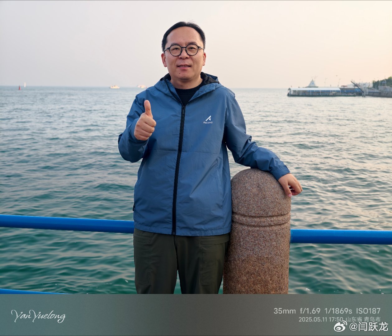 在青岛标志性的五四广场体验移动和联通的5G-A网络，速度快得飞起！5g-a​​