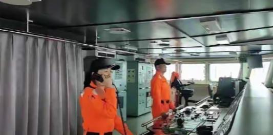 太离谱了！台海巡船在东沙被我海警船堵得不敢动，居然喊出"你们回去争取民主"这