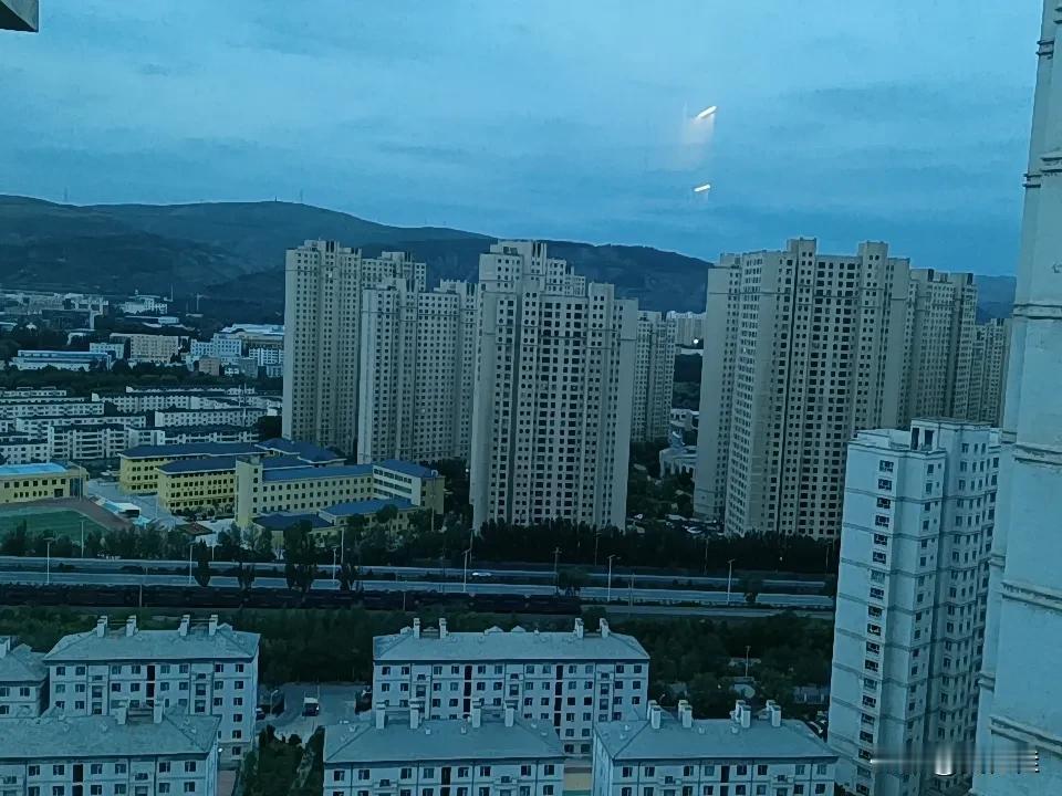 别再逼孩子死读书，长大后才懂，这两样品质比分数重要从前总盯着孩子试卷上的分数，