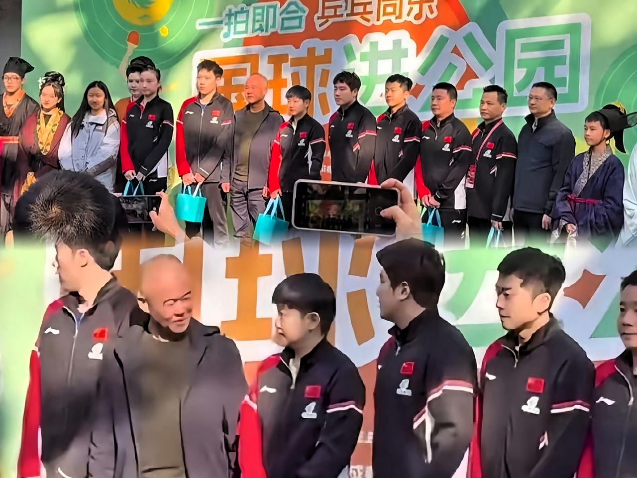 快看合影结束这一幕！莎莎还一脸淡定地站在原地，旁边的领导已经主动迎上前，