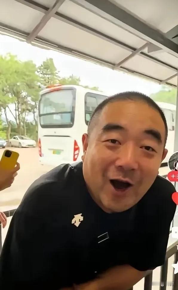 就是这个导游，把媚外两个字演绎得活灵活现。穿着一身迪桑特，人模人样，结果干的事真