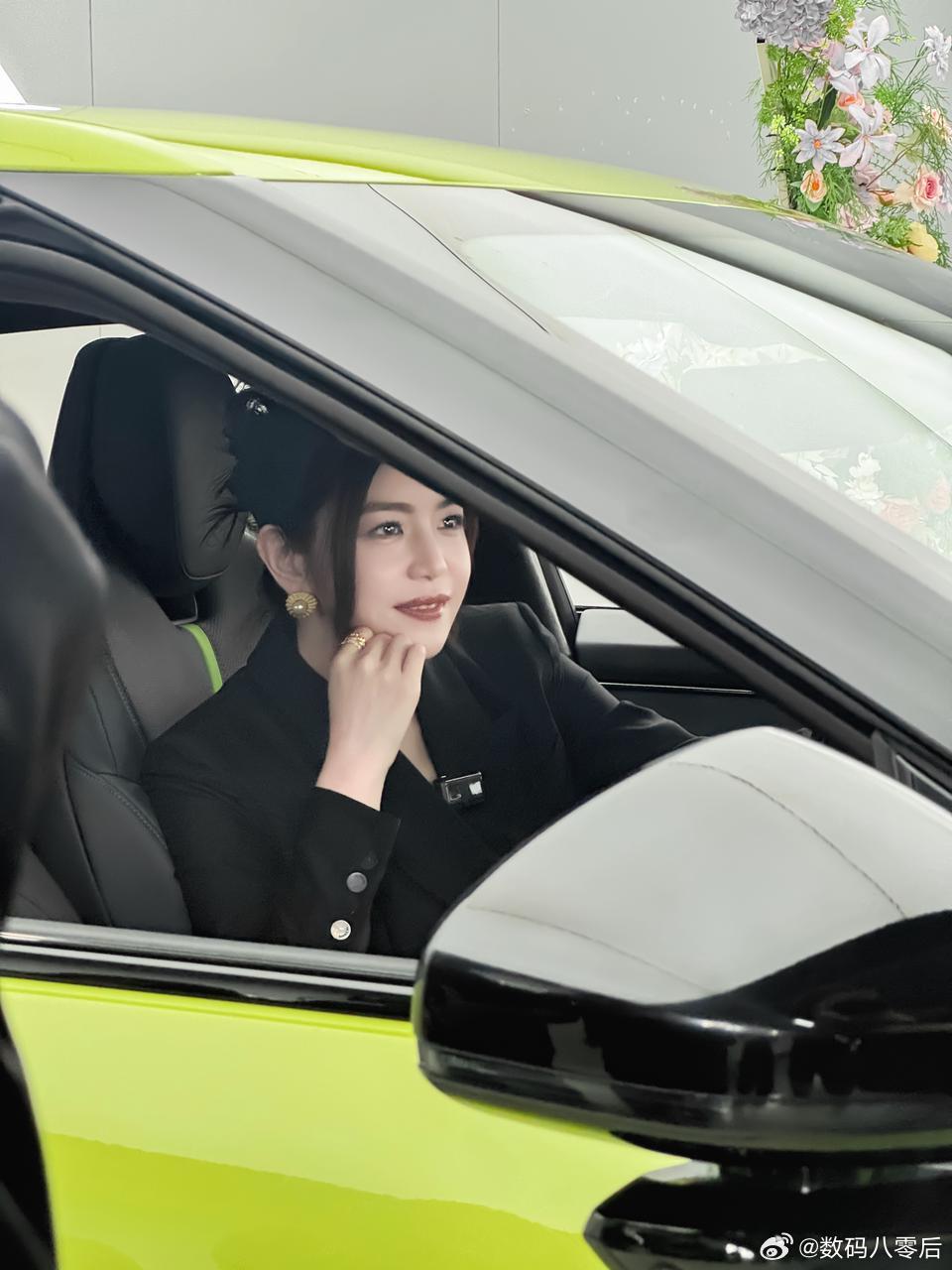 陈妍希上海提小鹏P7陈妍希真是太漂亮了，小鹏P7的明星车主含量真的超高，没想到