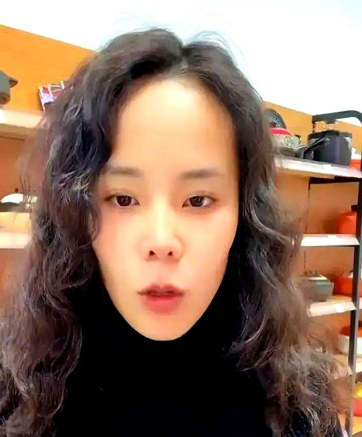 熊磊儿子越长越像杜家，这边官司就来了。哎，熊磊刚晒了儿子言宝的近照，小家伙背