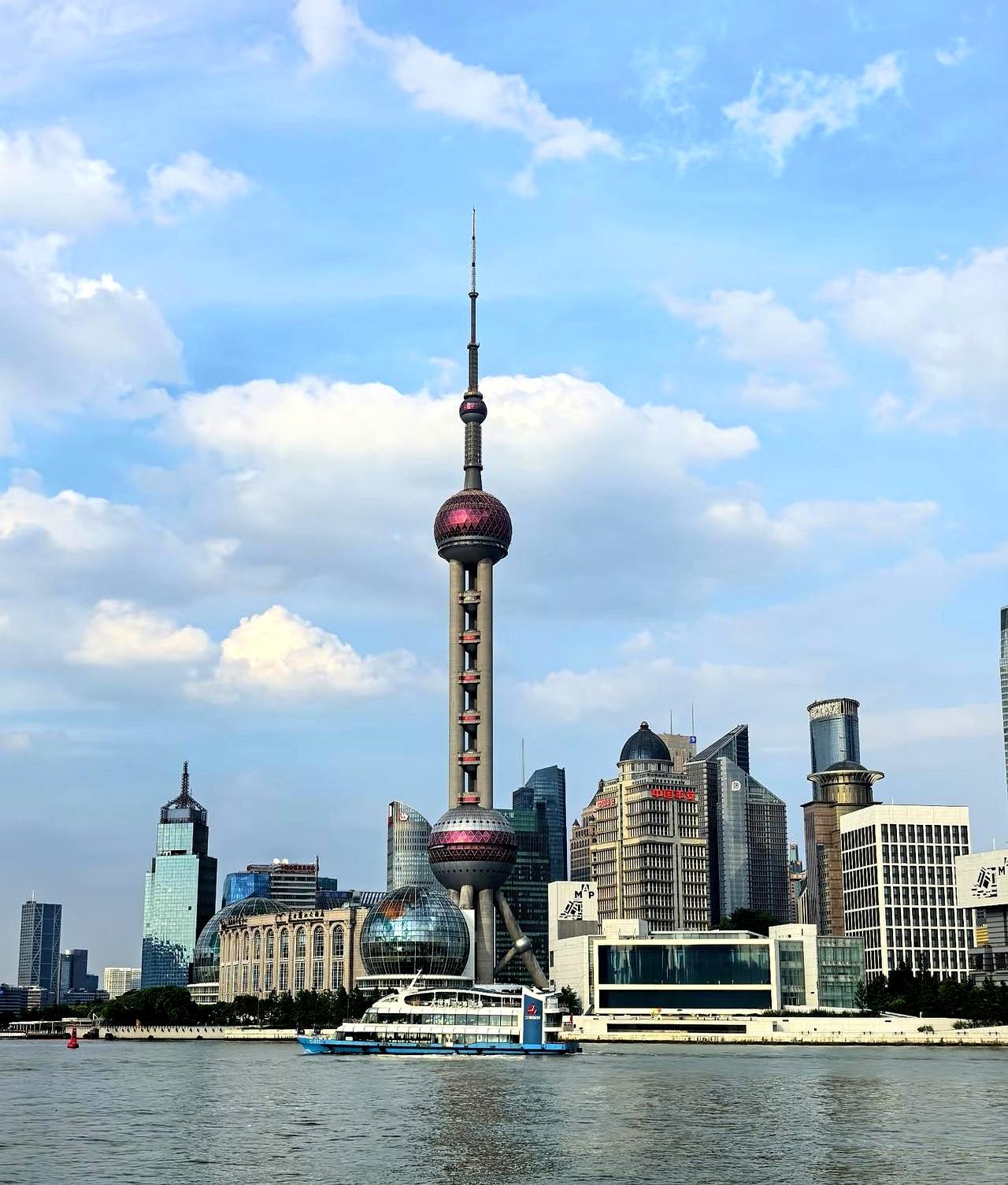 来上海三天，最大的感受就一句话：钱不够，风景都隔着一层玻璃。外滩夜景确实绝，欣