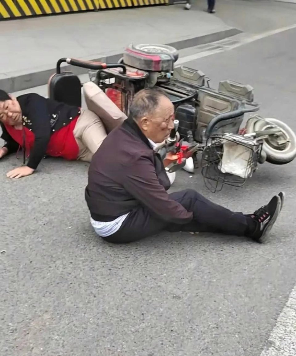 这什么情况，为什么没人去扶一下呢？