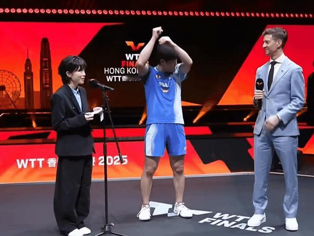 张本智和不仅模仿樊振东的庆祝动作，竟然又模仿小胖擦汗的动作在刚刚结束的总决赛