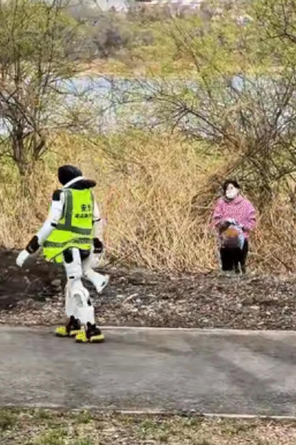 机器人制止挖野菜真逗！看着大妈不听，他亲自嘎了一下，给大妈做演示，现身说法，