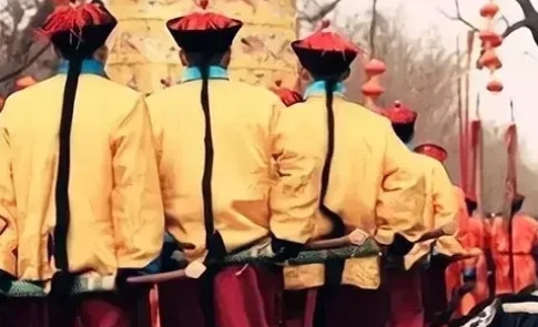 不懂就问，为什么清朝侍卫不是正向佩刀，而是反向佩刀？[捂脸哭]