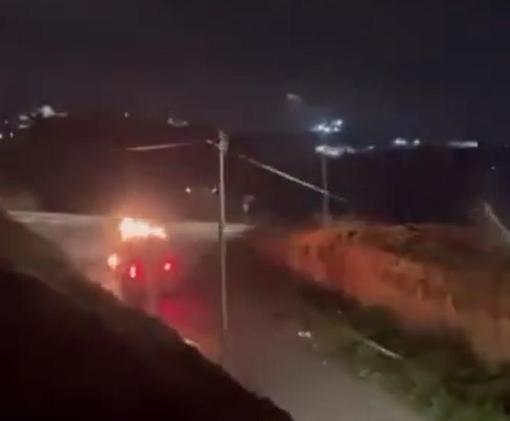 笑不活了，这是伊拉克民众，欢送美军离开的画面。美军在伊拉克的军事基地，基本被