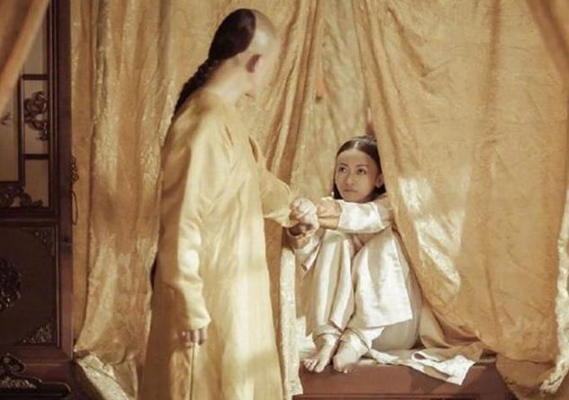 1752年，乾隆趁傅恒在外打仗，偷偷的将傅恒夫人召入宫中，他一把抱住傅恒夫人，傅