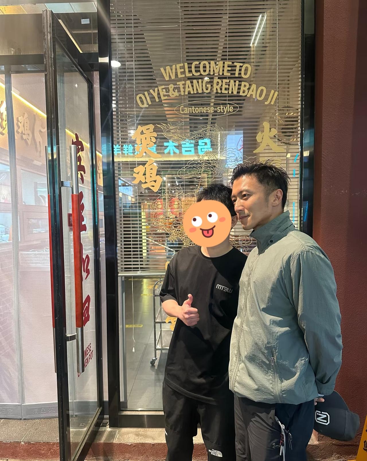 谢霆锋现身北京唐人煲鸡店吃饭，他穿衣打扮简单时尚，留着短发，皮肤黝黑，真人看起来