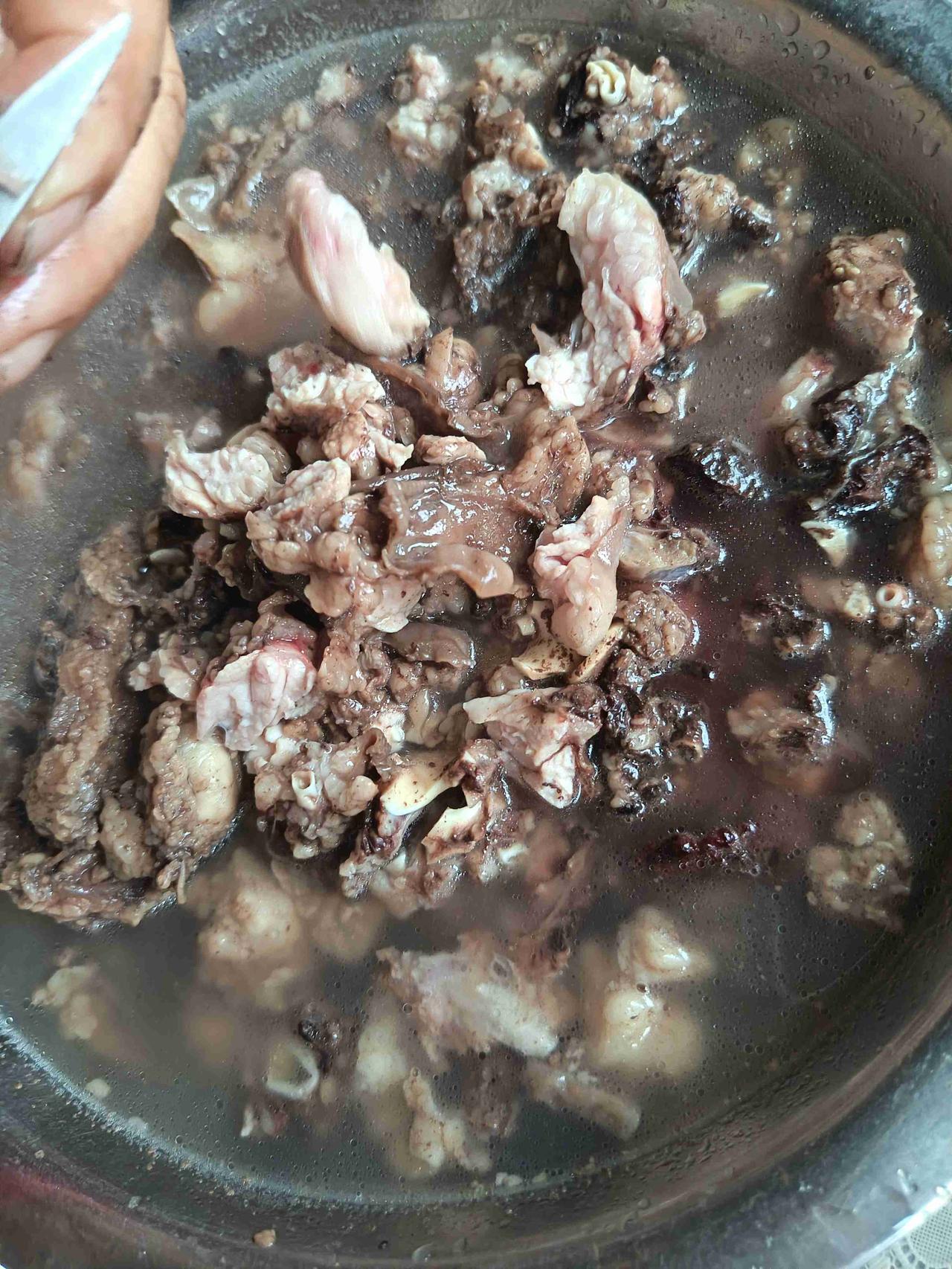 我的今日状态：🥲强颜欢笑我这里的天气：🌧下雨这是我今天早上去肉案买肉时
