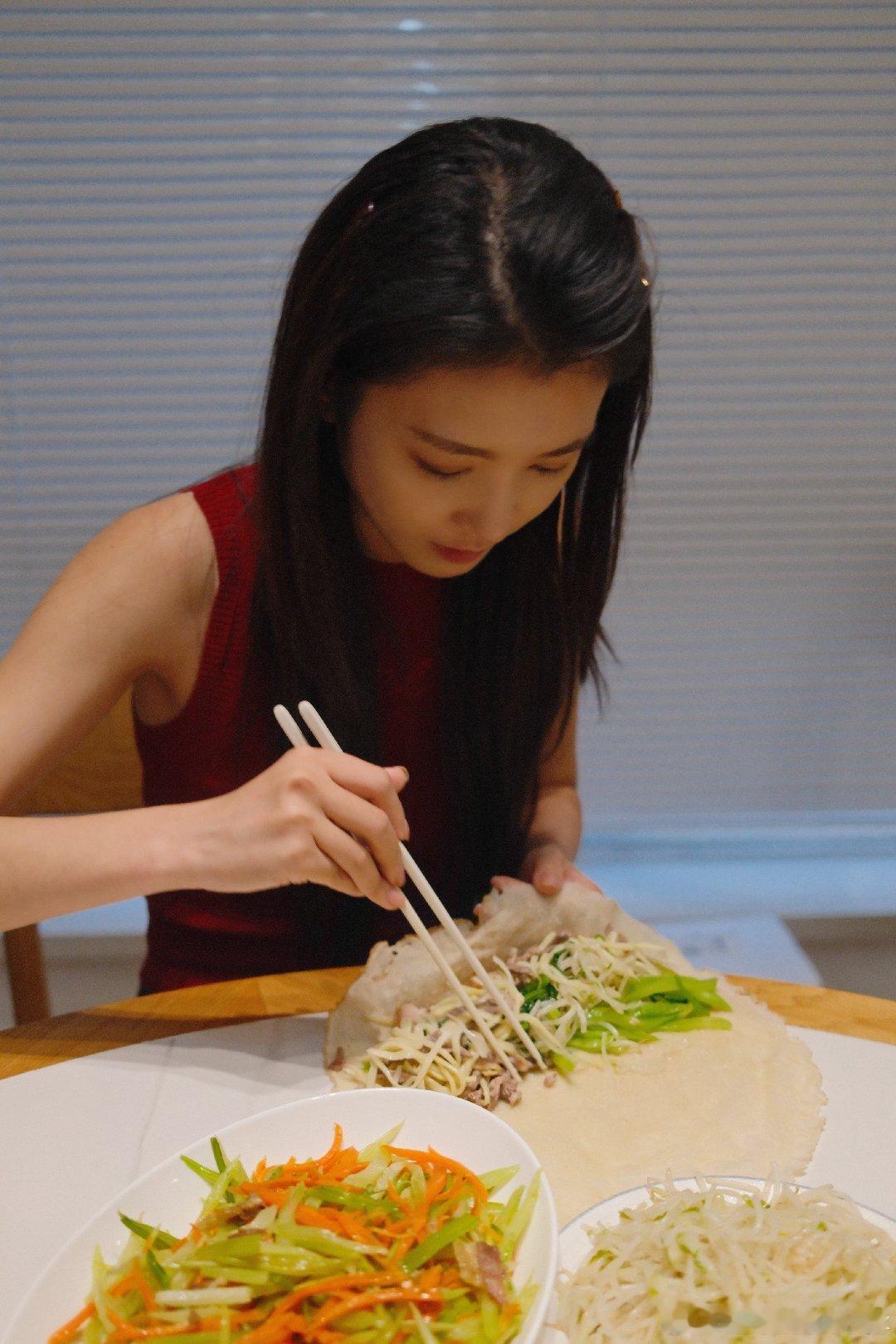 李云霄中秋营业照，吃了家乡美食​​​