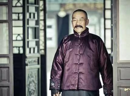 1920年，身穿便服的张作霖巡视完师部打算回府，刚走到府外就被士兵拦下，张作霖大