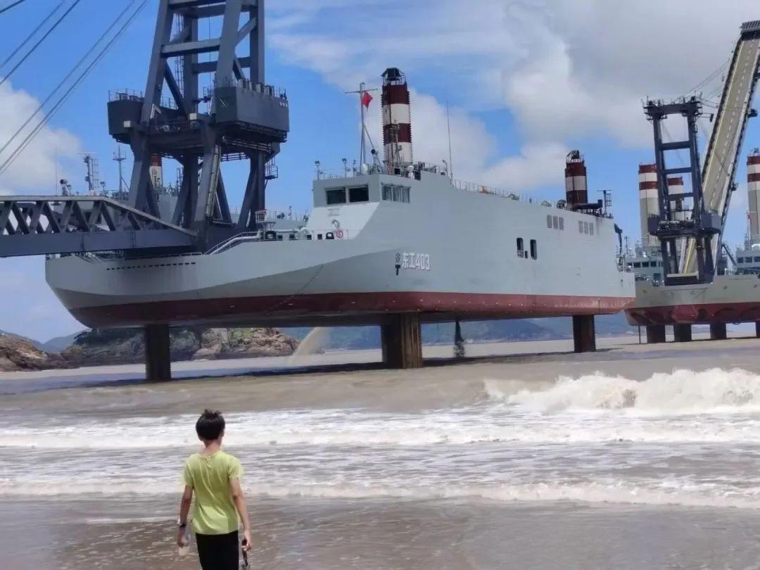 模块化登陆驳船再次露面，被当地海滩上游玩的民众拍到。这种新型装备用于解决两栖