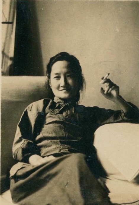 当年，陆小曼穷得揭不开锅，日本人带着1000块大洋送上门。陆小曼故意邋里邋遢，穿