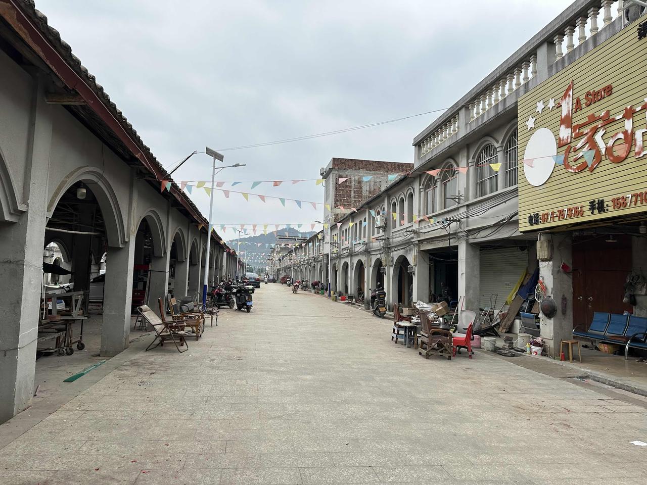 渠旧街骑楼很有特色，大家知道骑楼的由来吗？相传是有一个姓尹的大地主购买一块风水宝