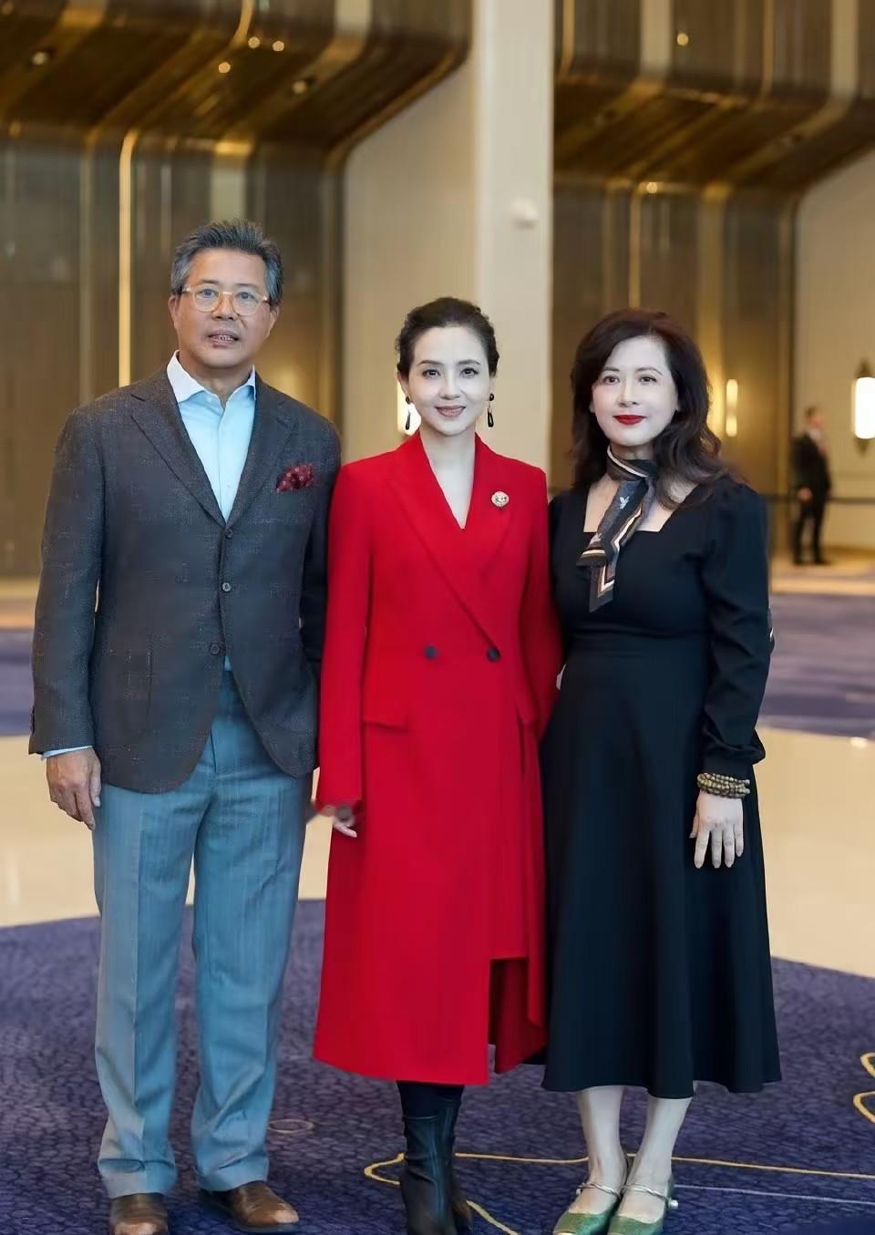 考考你的眼力，看看你能不能认出中间那位女明星？她年轻的时候，那颜值可是迷倒一