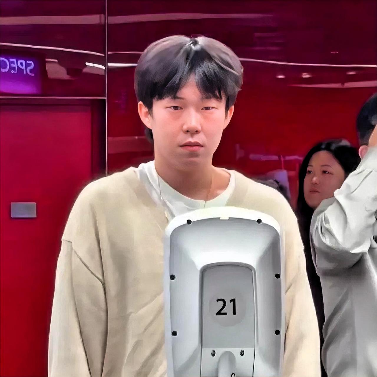 事件速览2026年3月2日，王楚钦随国乒从新加坡返程，在樟宜机场过安检时，