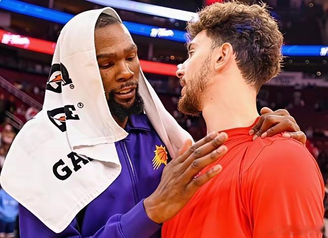 火箭队的伊森和芬尼·史密斯刚复出不久，球队又传坏消息。前一场因伤缺阵的申京，下一