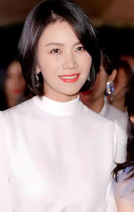 曹曦文嫁给马来西亚富商，婚后产下女儿，但因长期异地和家族观念等矛盾，婚姻在女儿7