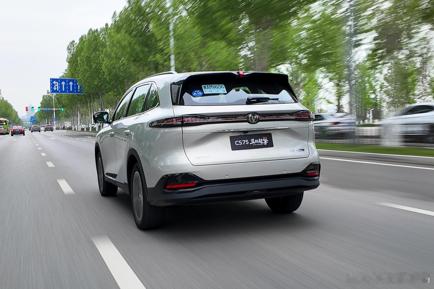 新车划重点新车情报局日前，长安汽车推出“蓝鲸超擎混动”解决方案，将其定义为“无