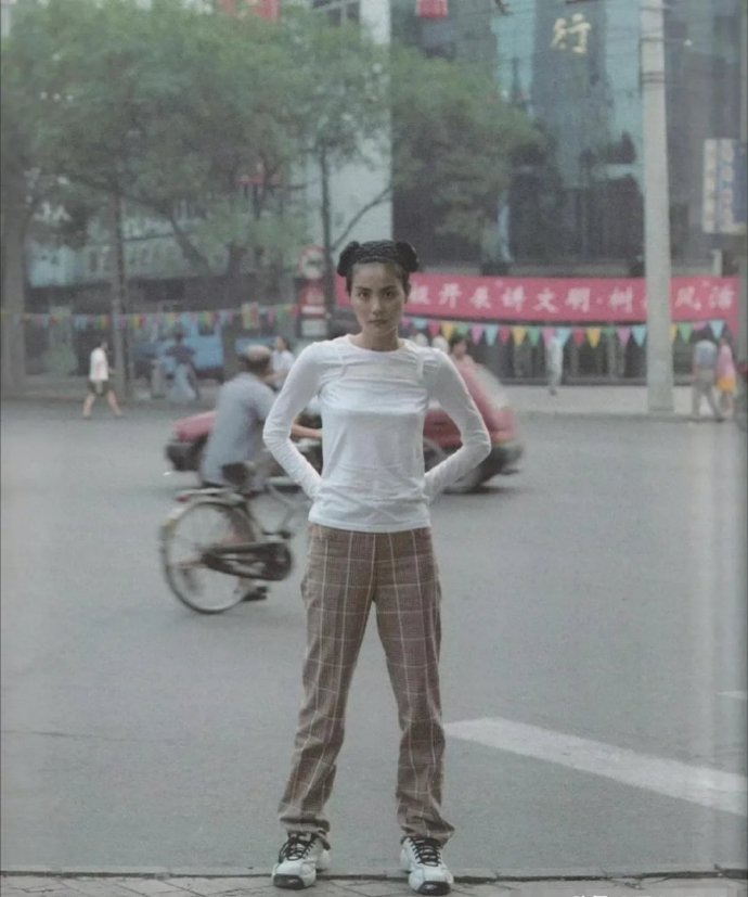 1997年的王菲，脚上的鞋好前卫，放现在也好流行！！