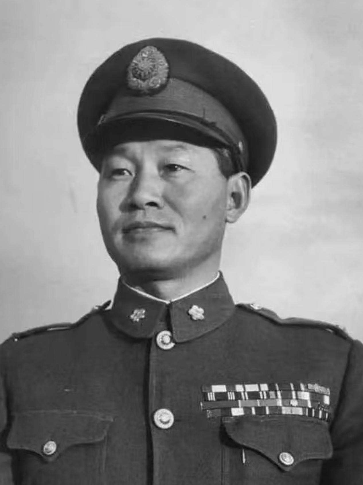 1987年，蒋经国前去探望已经被幽禁三十二年的孙立人。见面之后，孙立人沉默许久，