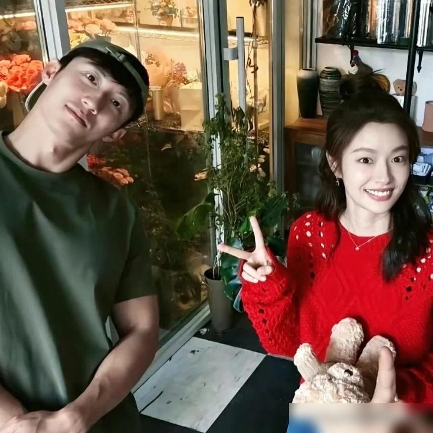 黄景瑜换掉金晨选徐若晗，粉丝以为是审美降级。我告诉你，这是权力升级。你以为他