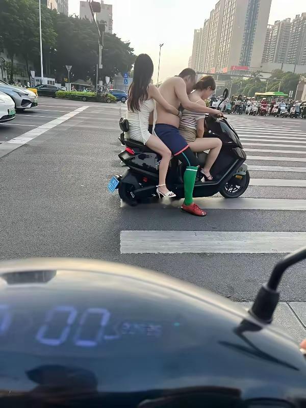 羡慕嫉妒，我怎么就一个都没有。别人开摩托车都两个​​​