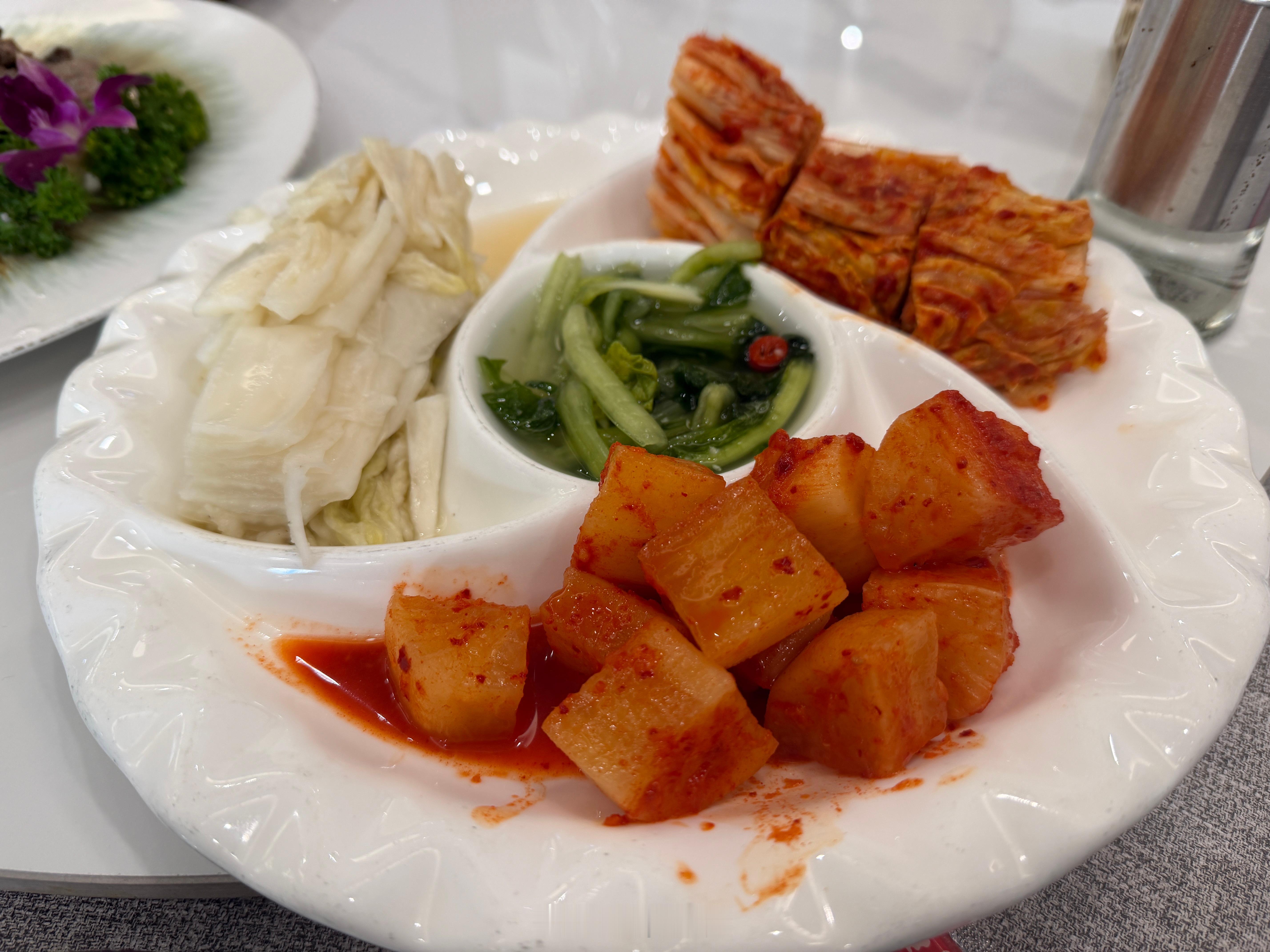 中午吃一家朝鲜的国营饭店，价格在丹东略高，服务员都是朝鲜小姐姐，高挑漂亮，听说都