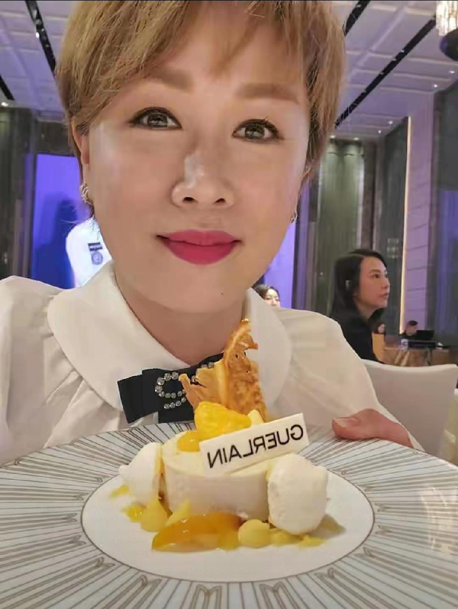 隐婚22年终露脸！57岁TVB刘晓彤富商丈夫亮相，全家赴英参加女儿毕业典礼