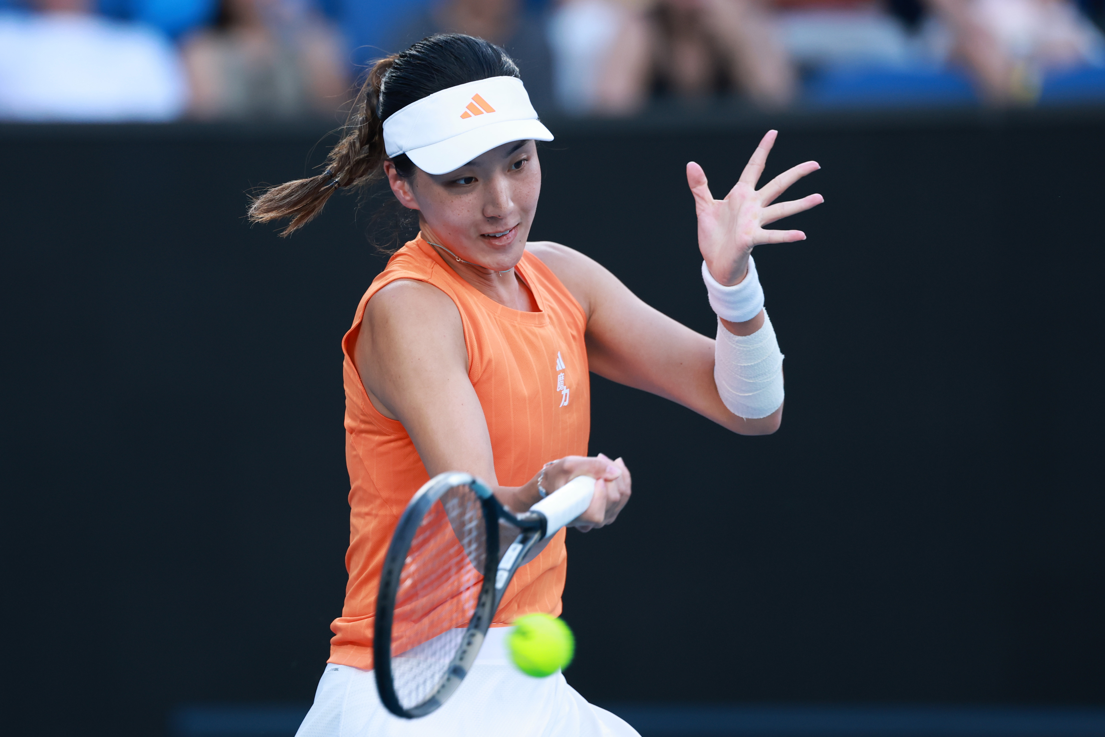王欣瑜晋级将战莱巴金娜！WTA1000多哈站首轮，王欣瑜以6-17-5击败阿朗