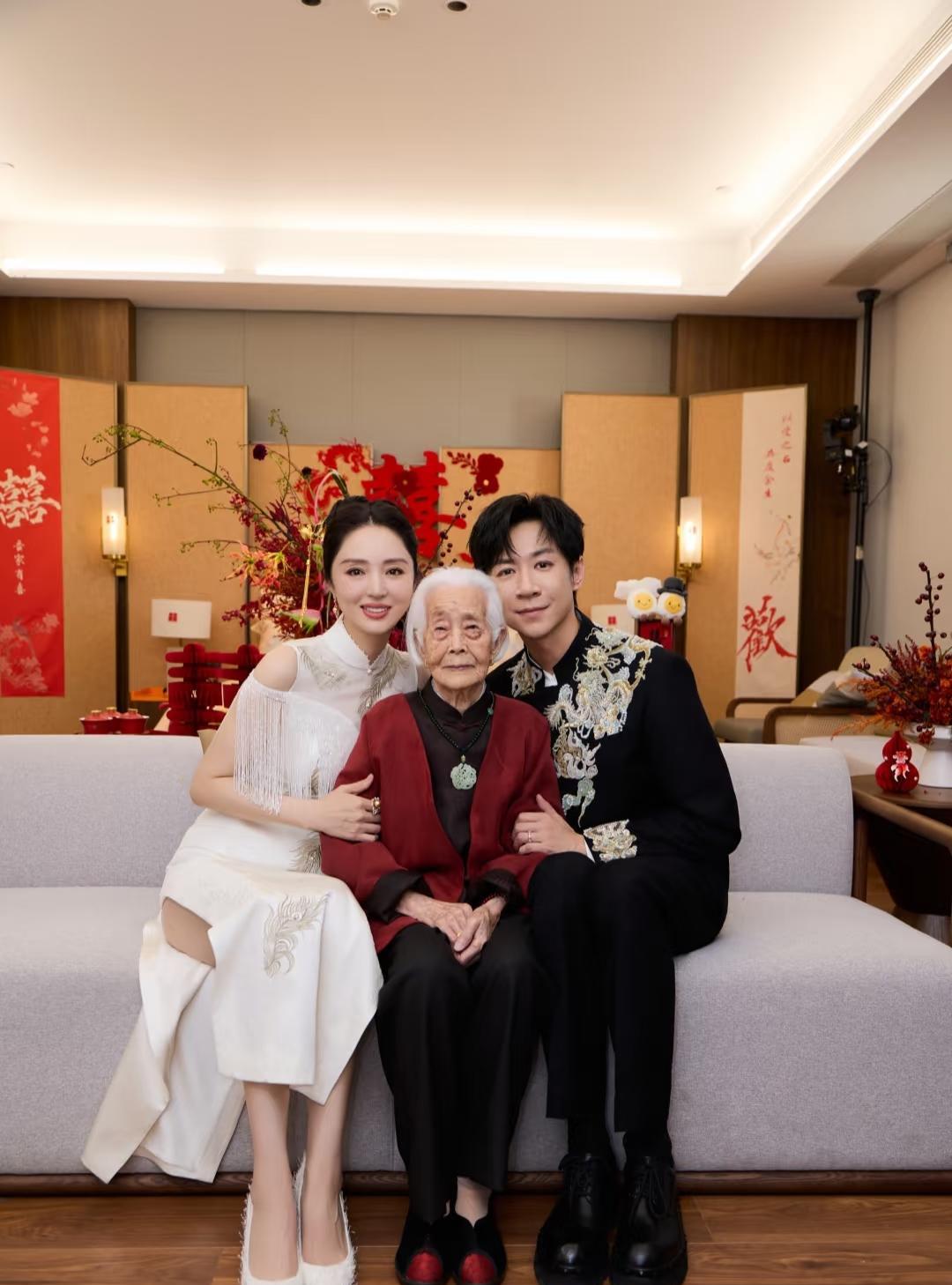这旗袍的叉开的太高了吧[吃瓜]