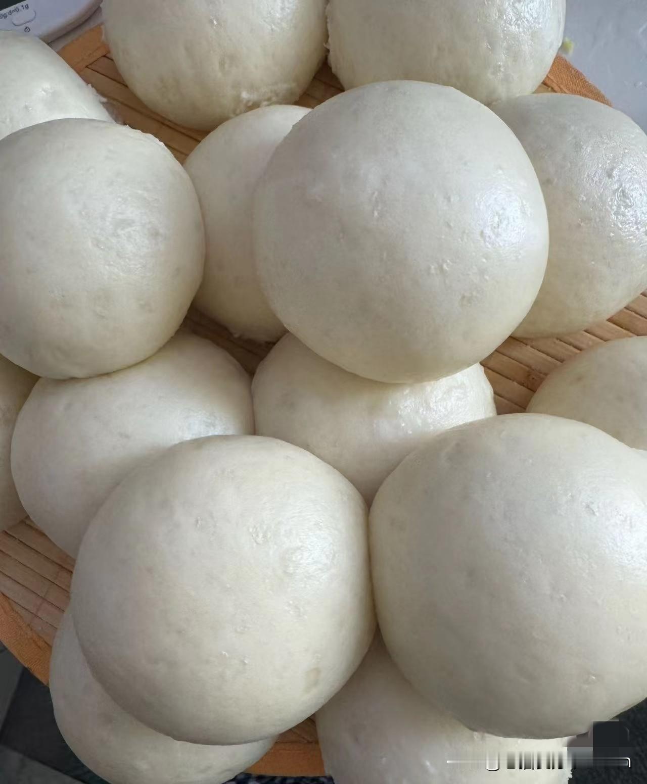 馒头还是个利润很高的食品今天我刚发现个震惊事！我们小区门口馒头一块钱俩，我