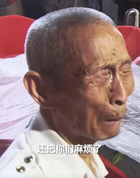 泪目！湖北，95岁抗美援朝老兵凌晨迷路，得知好心人打110，他竟然直接哭了，民警