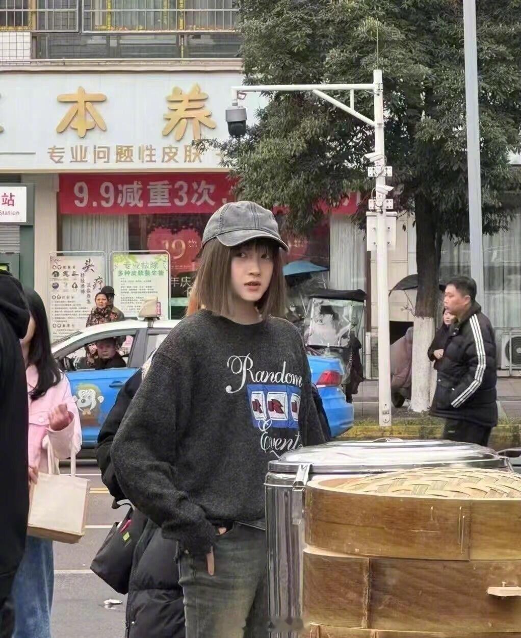 据说这才是线下肉眼看关晓彤的样子，天呐，好精致的五官！[跪了][跪了]​​​
