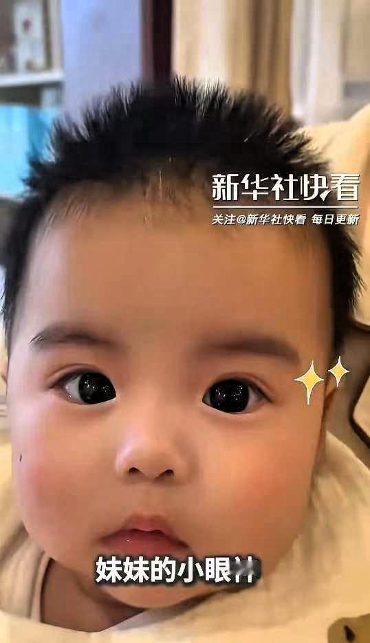 科学也没法解释了，这对双胞胎因为眼睛而火上人民日报了。哥哥的眼睛像颗葡萄干，