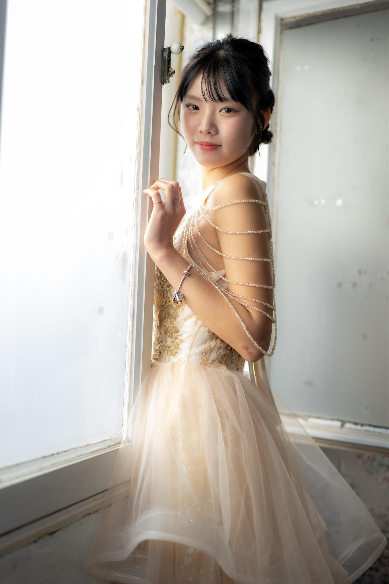 窗前美人倚，笑语动春心