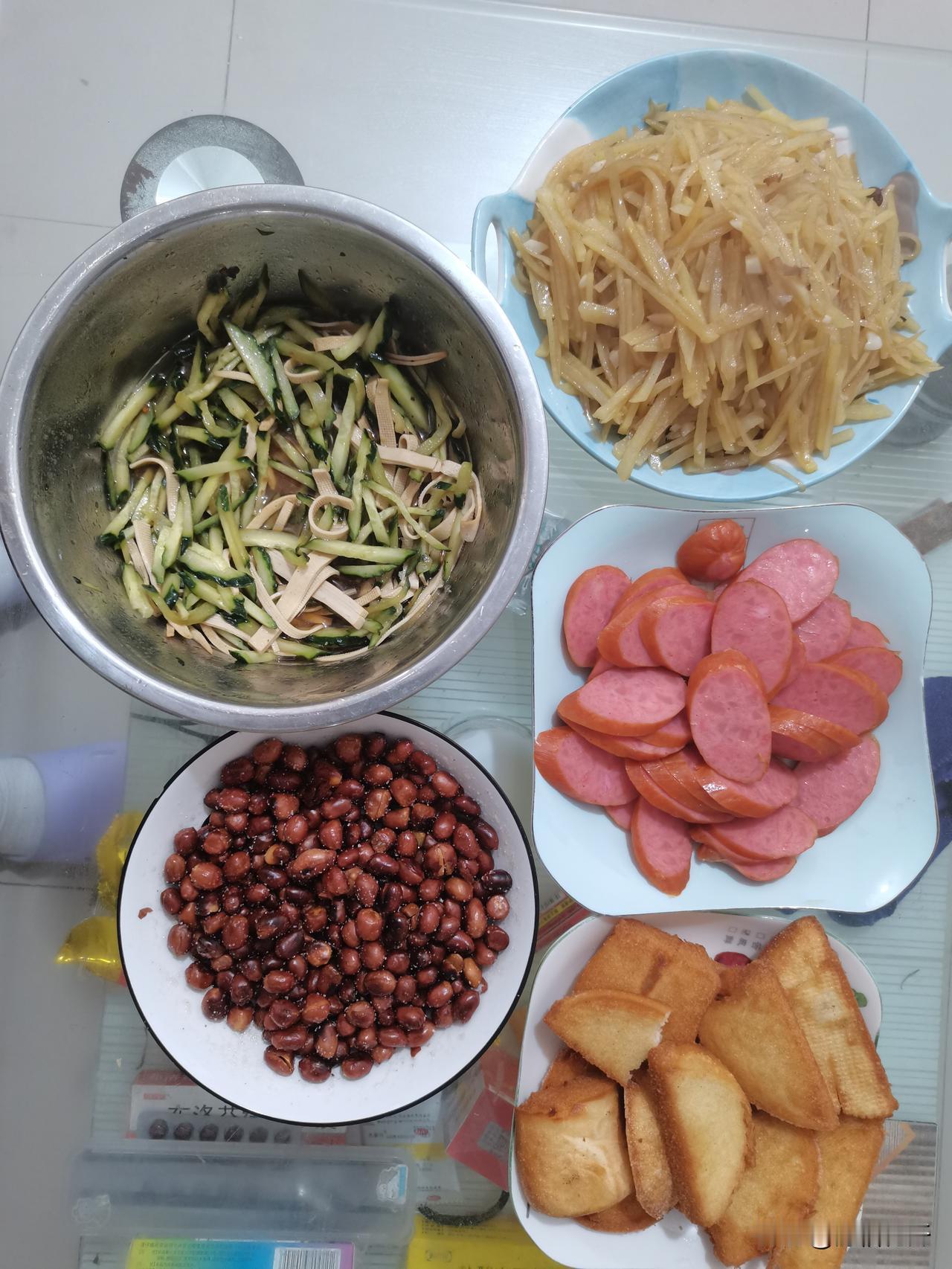 这是今天的午饭，普普通通的一顿饭。一家四口吃，花生剩了一点，土豆丝剩了一点。