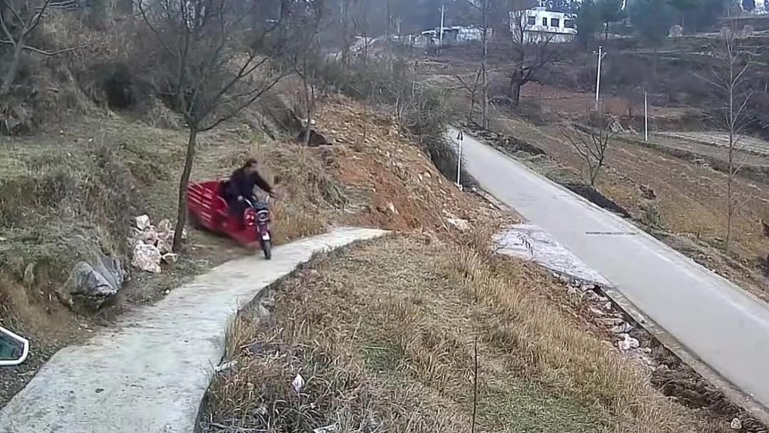 半坡驾驶惊险一幕：男子掉头失误车辆径直冲下半坡