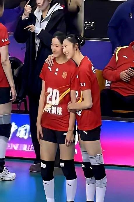 他爸用世界顶级的二传头脑，弥补了1米83的身高。现在，他儿子带着这套大脑，长到