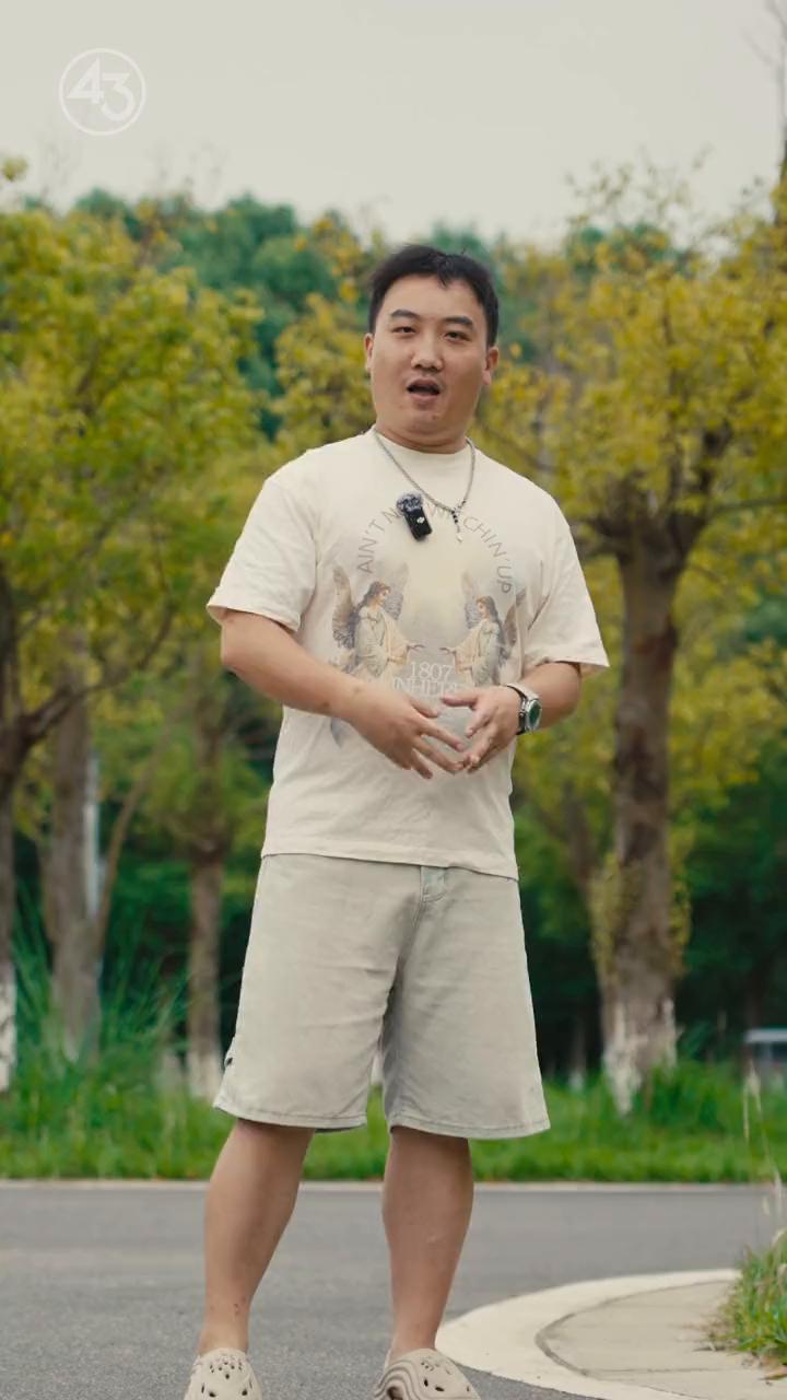 兄弟们，今天给你们看一款真正的神车，秋名山车神。好朋友曾经说过：神之所以为神，是