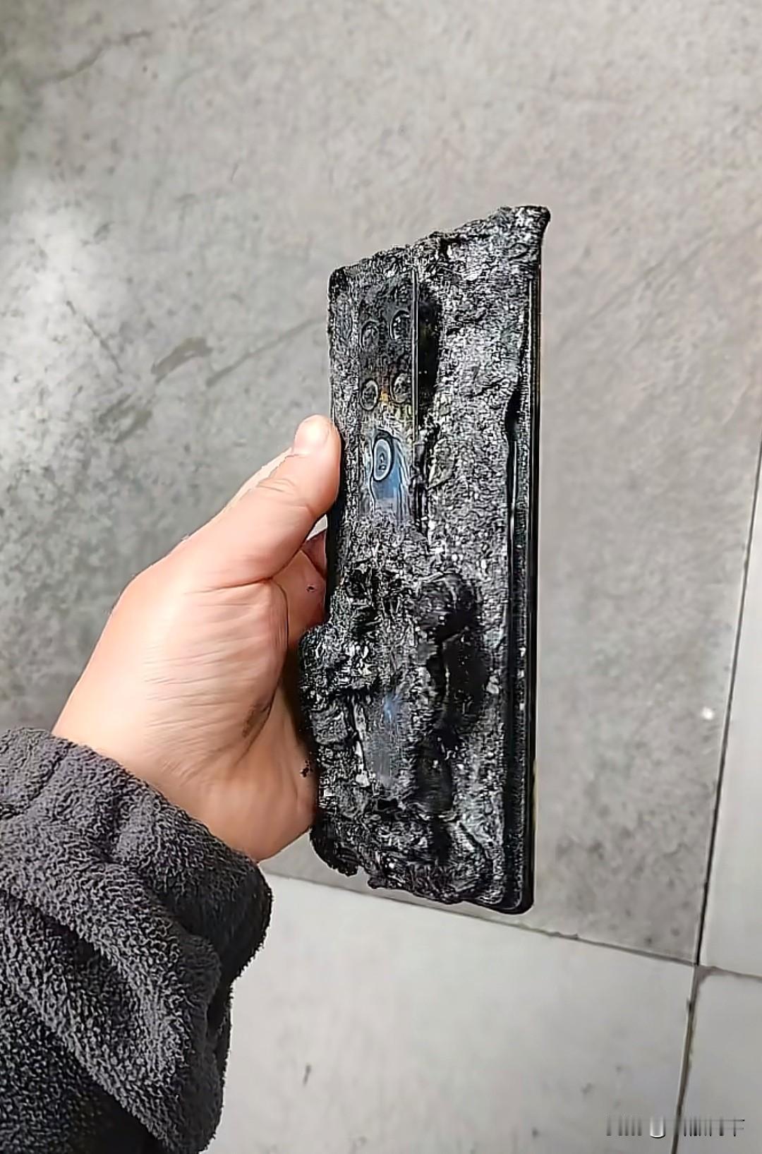 烧成这样还能用华为果然遥遥领先，男子6年前花13999购买华为30保时捷，在焚烧