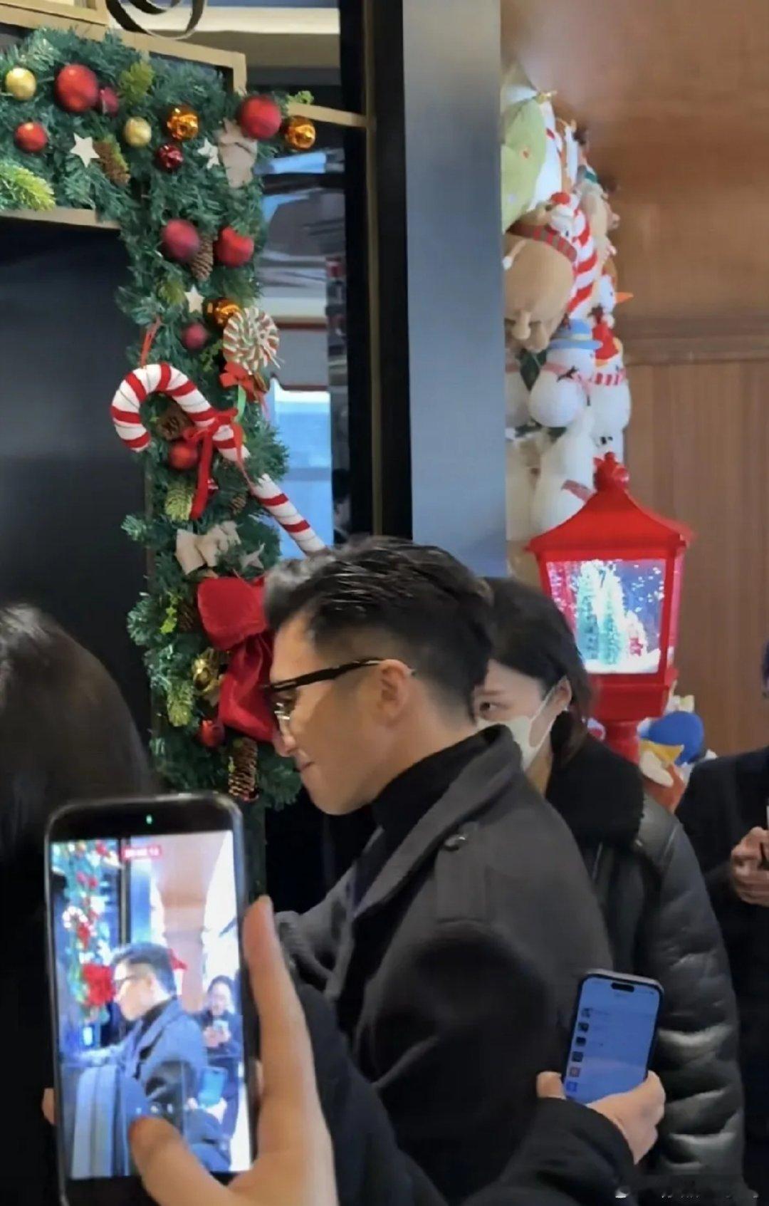 网友们在哈尔滨香格里拉偶遇谢霆锋啦！被爱情滋润着的他，看着也太年轻了吧，一点都不