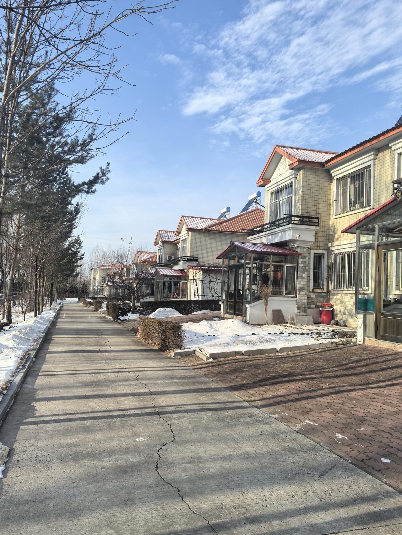 还有就是有儿有女的家庭，老人觉得养儿防老，姑娘是外姓人。所以在钱财上分的清楚明