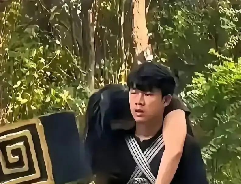 山东有个小伙叫张明荣，为了一个按了红手印的保证书，和亲生爹妈断了来往。他一个人伺