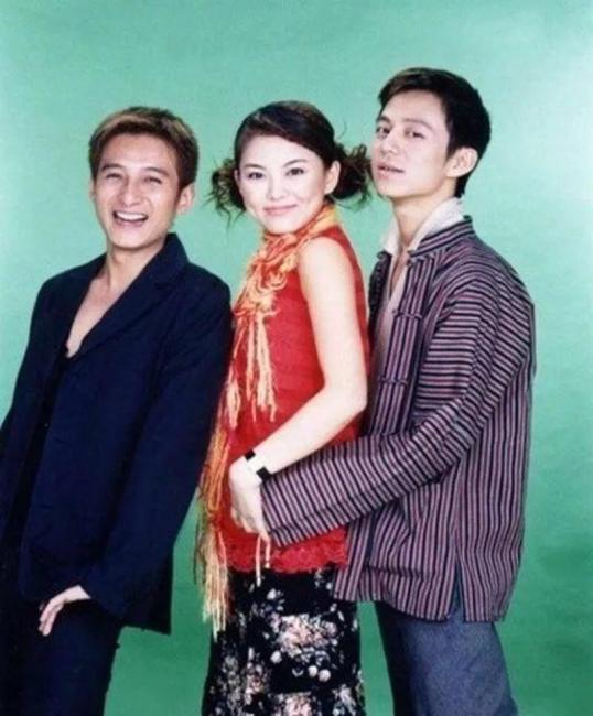 两张照片记录了李湘两种气质，前者青春无敌，明媚可爱，后者雍容华贵。她那张脸写着福