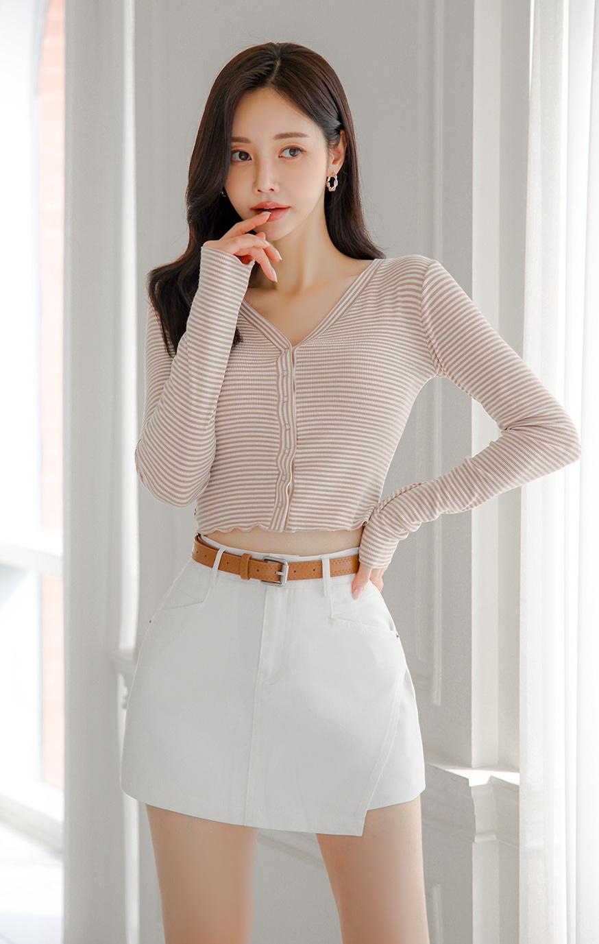 甜美条纹毛衣配高腰短裤，这组合绝了！像彩虹条纹短款针织衫搭浅蓝高腰牛仔裤，活力甜